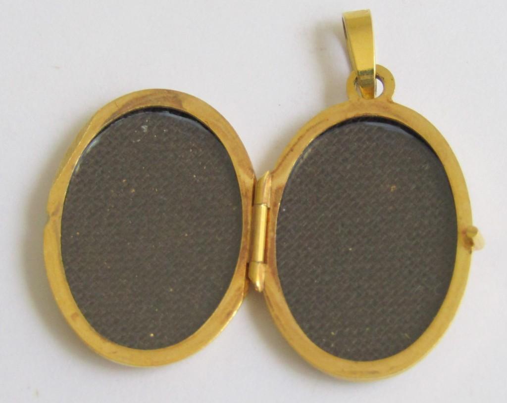 9ct Gold foliate locket
